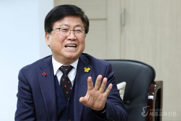 20241227 최교진교육감 인터뷰 사진1.jpg