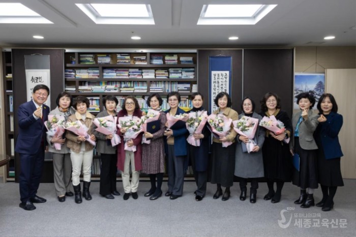 정년퇴직 교육공무직 교육감 표장수여2.jpg