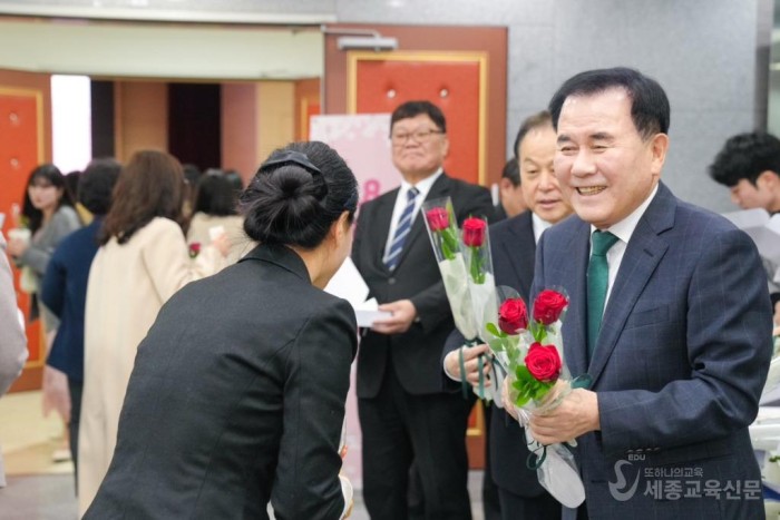 사진자료3_여성의날 기념행사(장미꽃 전달 사진).JPG