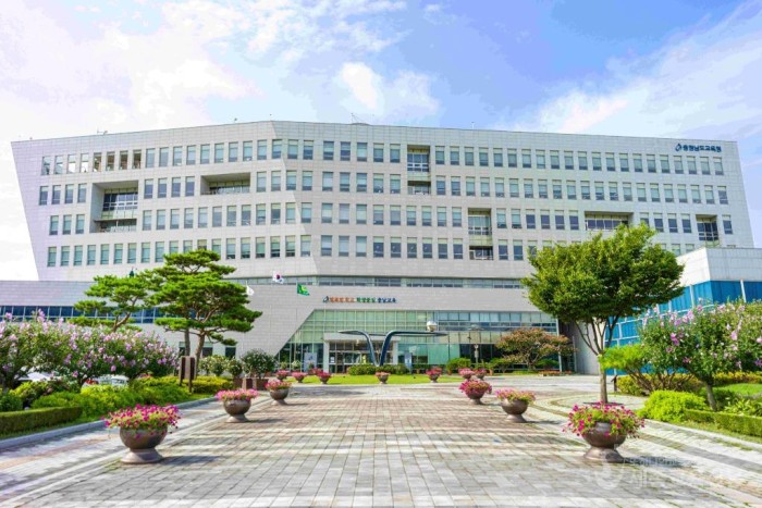 충남교육청 전경사진(줄).jpg