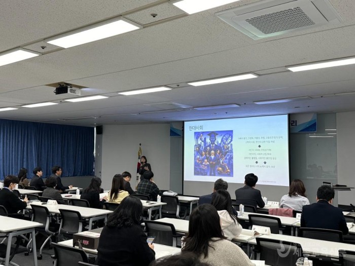 사진자료2_충남교육청, 지속가능한 미래교육 실현 위한 학교혁신 정책 추진 본격화(연수 강의 사진).JPG