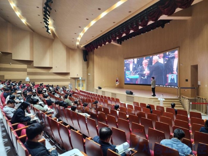 사진1_지능형 과학실 구축교 담당 교원 배움자리.jpg