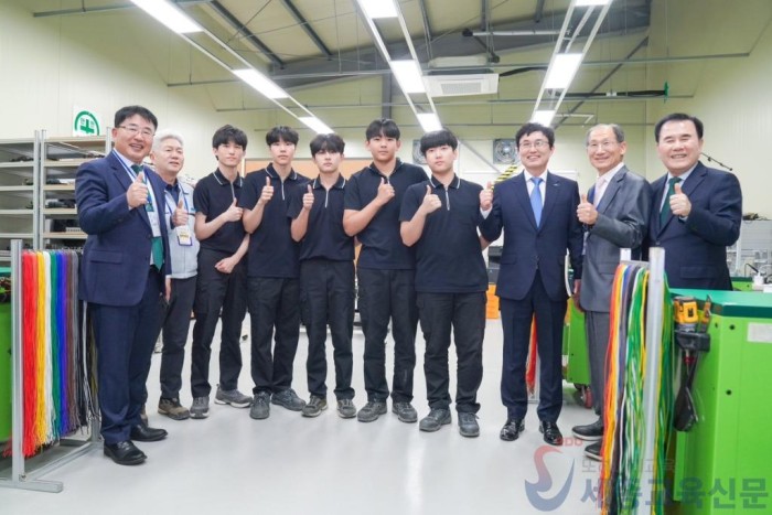 사진2_25년 충남기능경기대회(교육감님 천안공업고 학생들과 기념사진).JPG