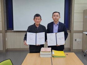 충남교육청, 퇴직 교사 정관홍의 자필 영어교재 등 민간기록물 23점 기증 받아