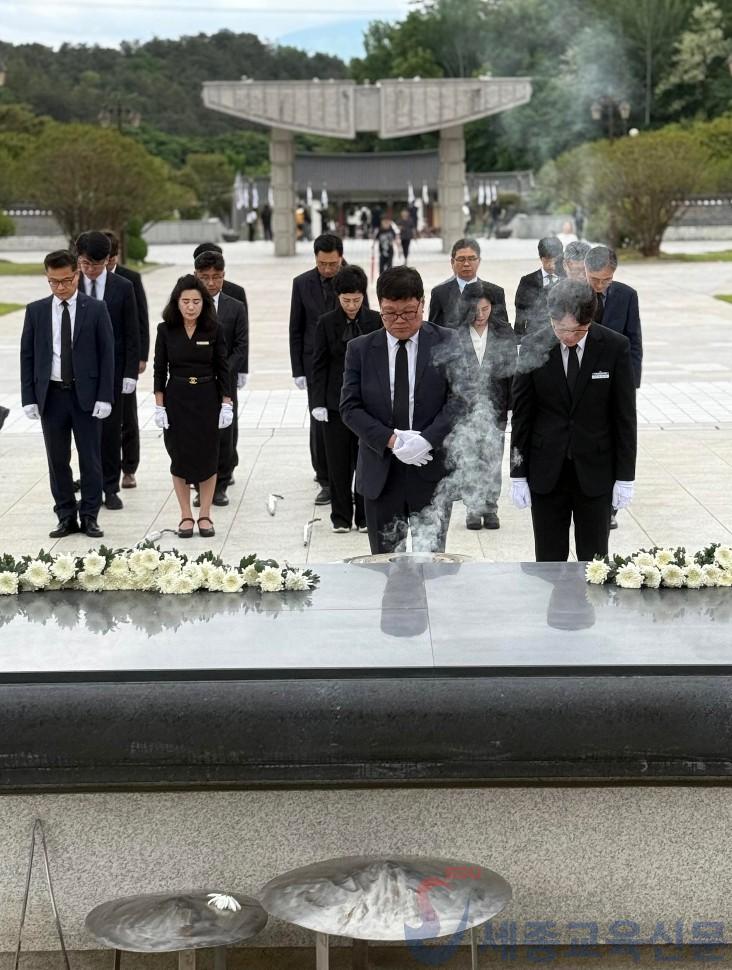 사진자료2_국립 5·18민주묘지 참배(간부 공무원 참배사진).jpg