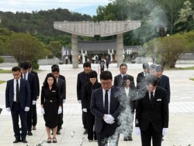 충남교육청, 제45주년 5·18 맞아 국립민주묘지 참배…오월 광주 정신 되새겨
