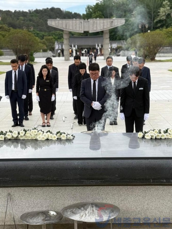 사진자료2_국립 5·18민주묘지 참배(간부 공무원 참배사진).jpg