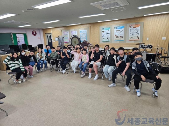 사진1_잠자는 악기 깨우기 사업(천안 신부초 학생들).jpg