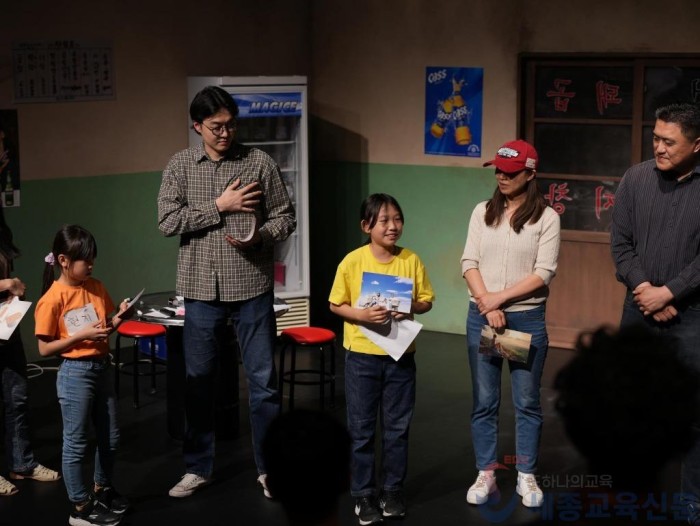 시민과 함께 만든 연극의 장 오늘은 현금 내일은 외상 사진2.jpg