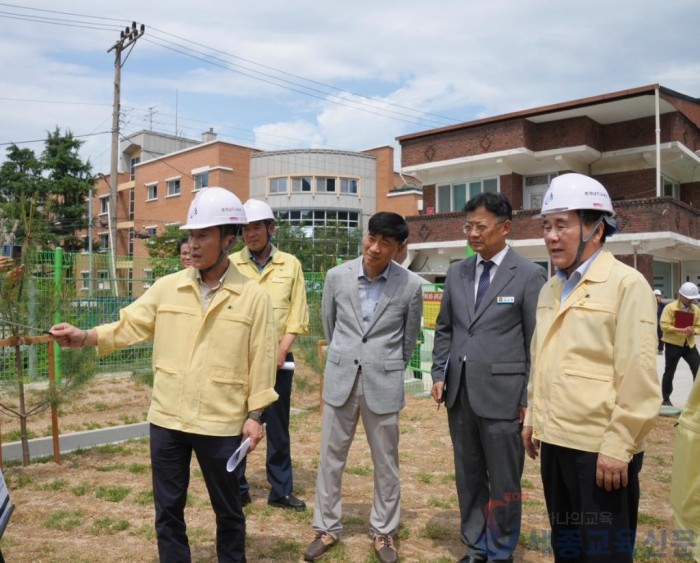 사진1_장마철 앞두고 학교 재해 취약시설 긴급 점검.JPG