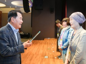"35년의 따뜻한 동행, 학생 마음 건강을 위한 연대의 시간." 충남교육청, 2025 학생상담자원봉사제 연찬회 개최