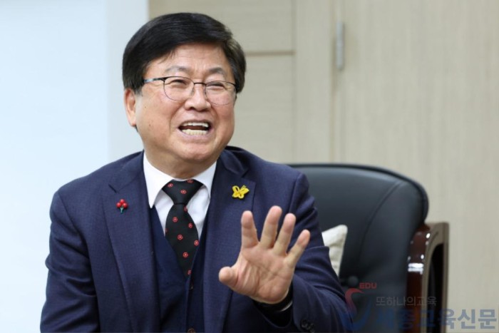 20241227 최교진교육감 인터뷰 사진1.jpg