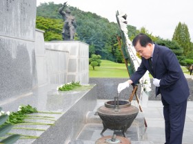 충남교육청, 기림의 날 맞아 국립망향의동산 참배