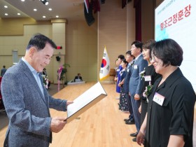 “헌신의 교직에 감사” 충남교육청, 2025년 8월말 퇴임 교원 정부포상 전수식 개최