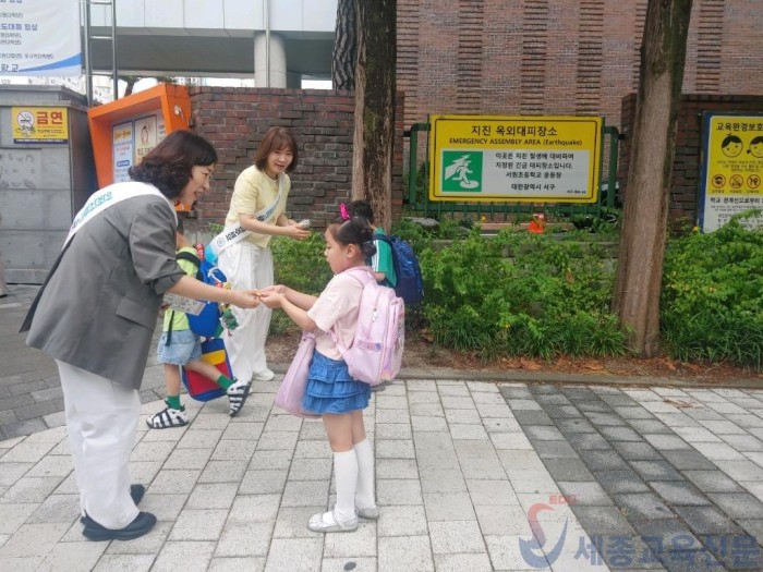1-2. 아이먼저 캠페인(홍보물 배부 모습 사진).jpg