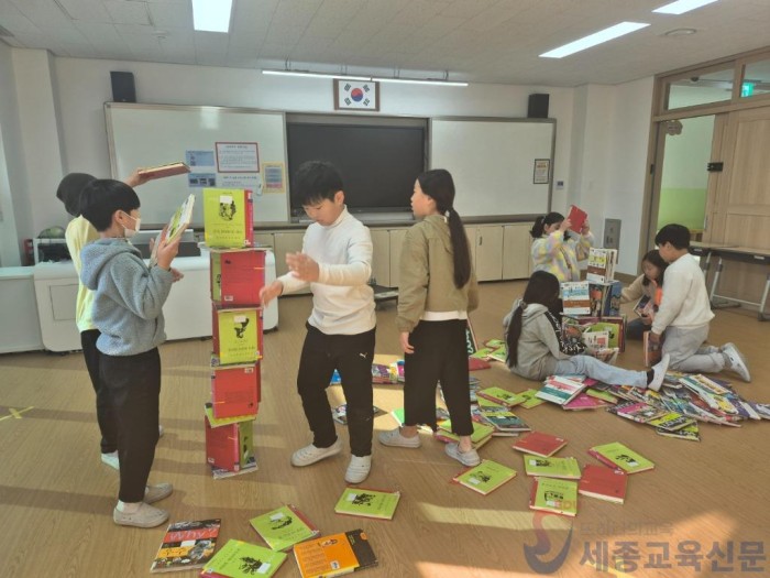 조치원신봉초, 책과 함께 성장하는 ‘책들의 가을맞이’ 독서 축제 성료1.jpg