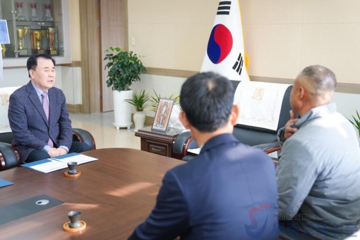 사진_부여 자택 화재 피해 학생 복구 지원금 전달.JPG